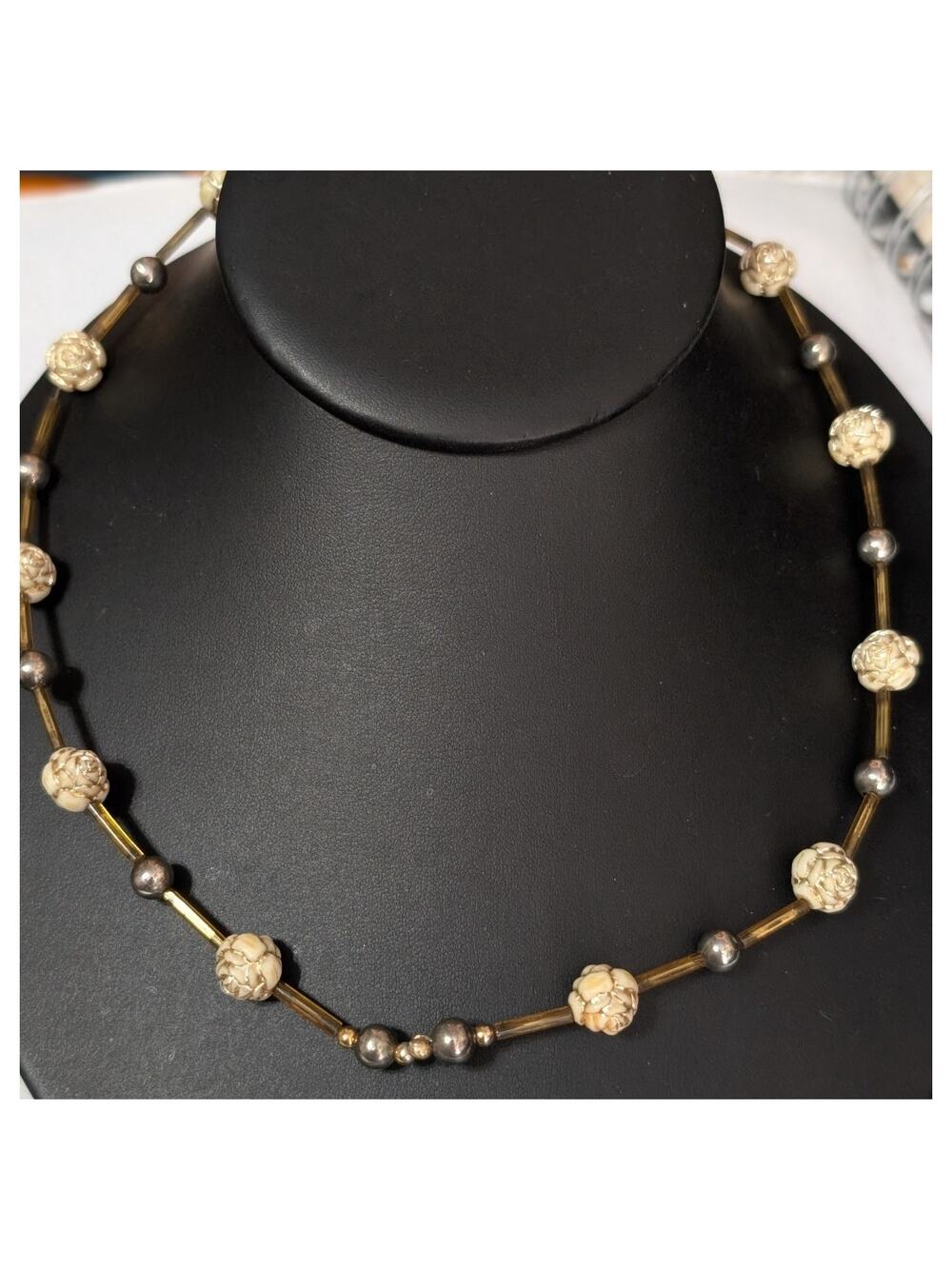 Simple Floral Beaded Necklace Creamy White Roses Gold & Silver tones 19" wh03-34